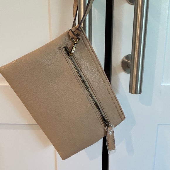 Street Level Reversible Tote w/ Wrislet - Picture 4 of 4